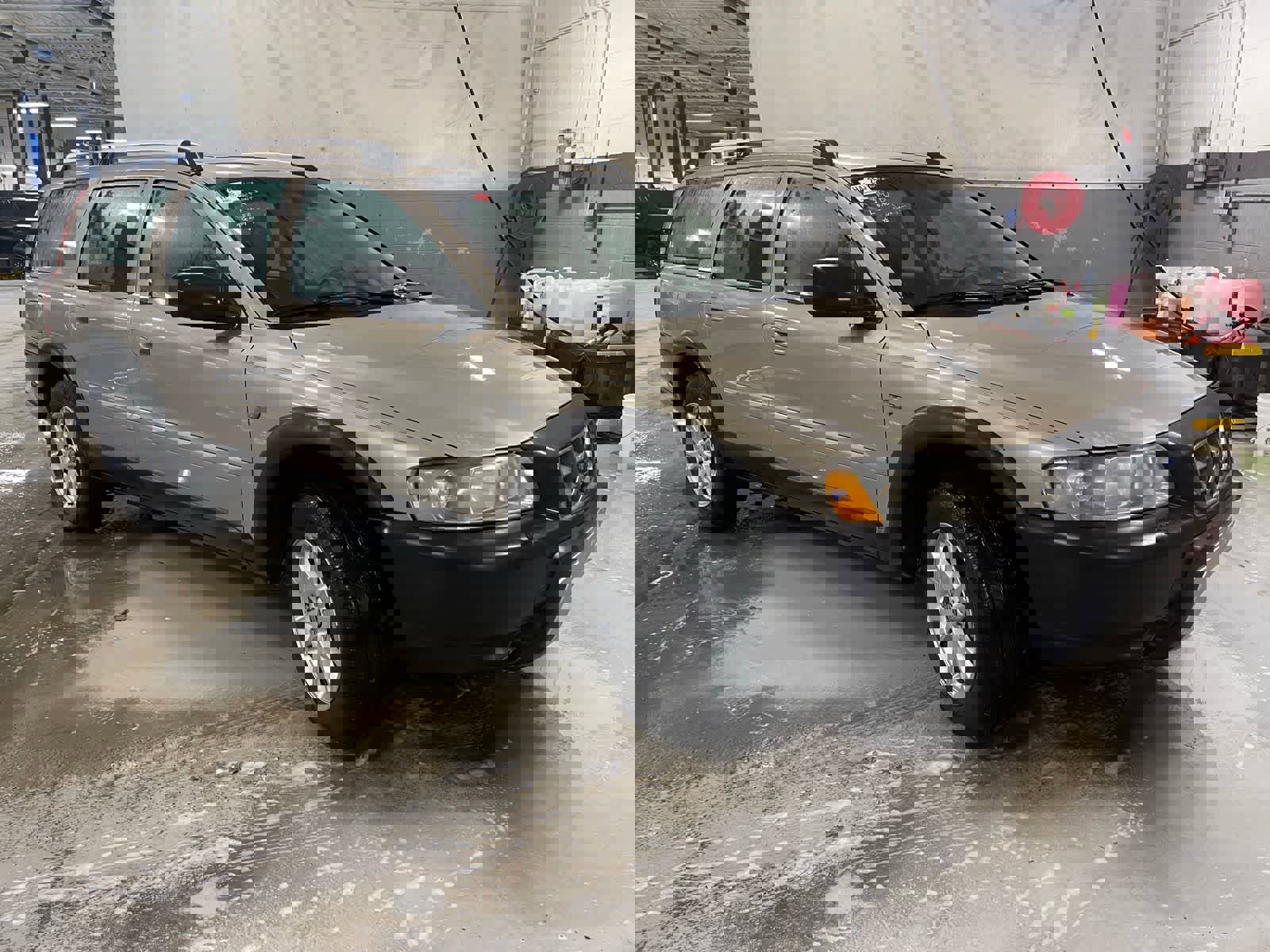 Used 2005 Volvo XC70 image 2