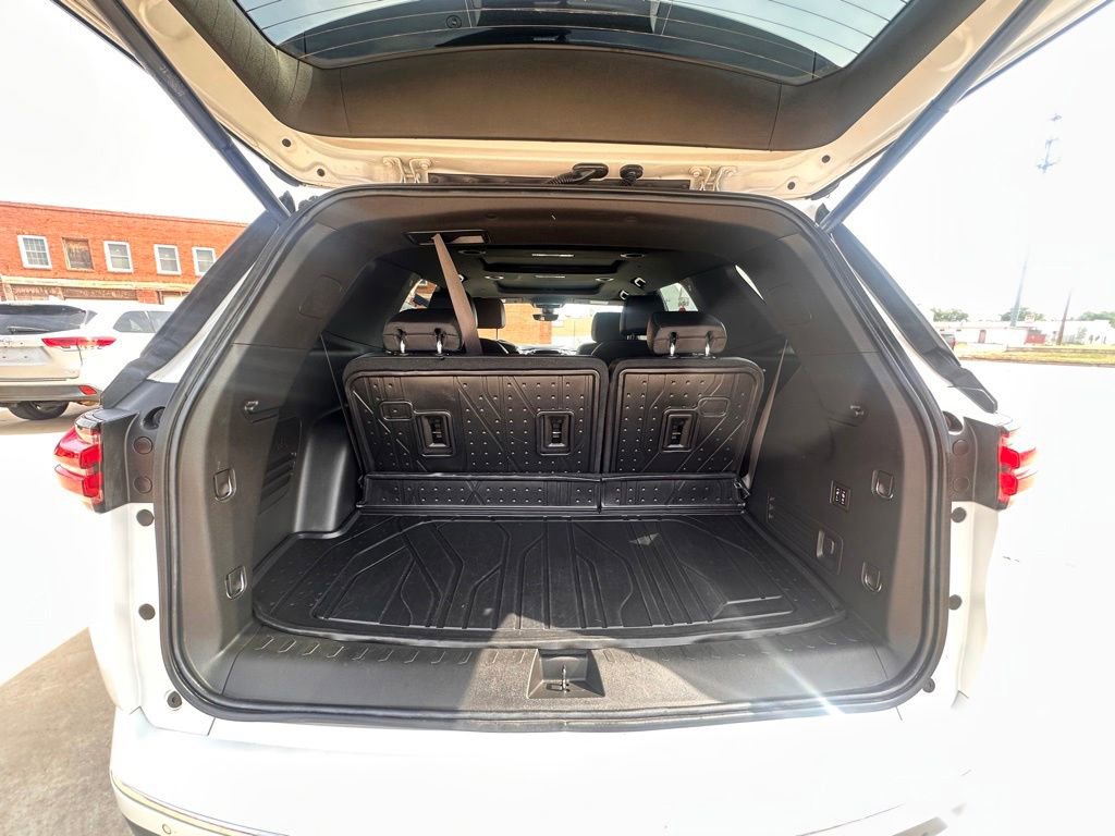 Used 2023 Chevrolet Traverse High Country w/ LPO, Floor Liner Package FWD image 10