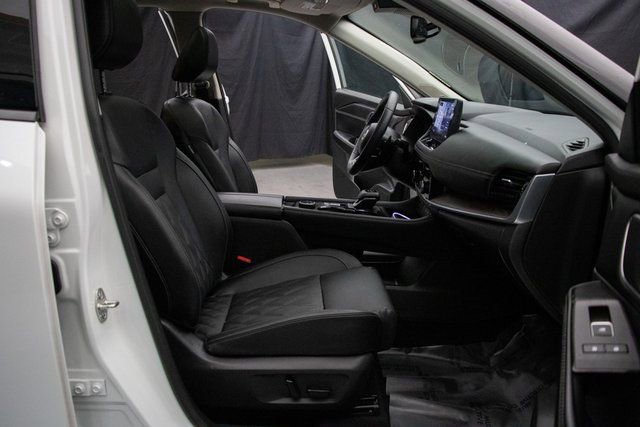 Used 2024 Nissan Rogue Platinum w/ Platinum Premium Package image 16