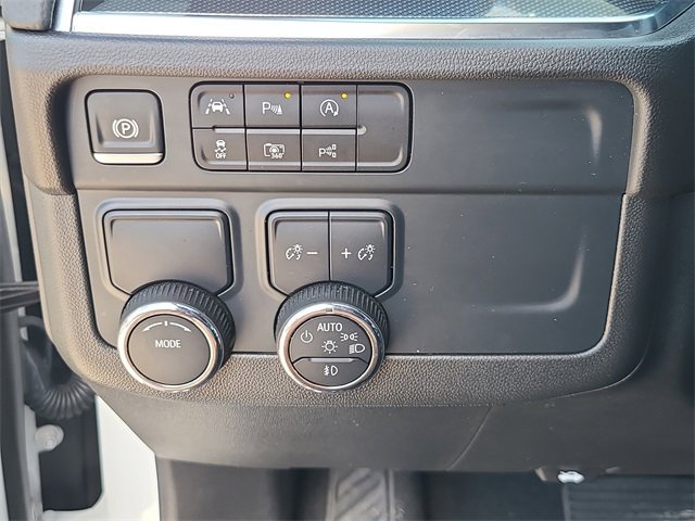 Used 2025 Chevrolet Suburban RST image 27