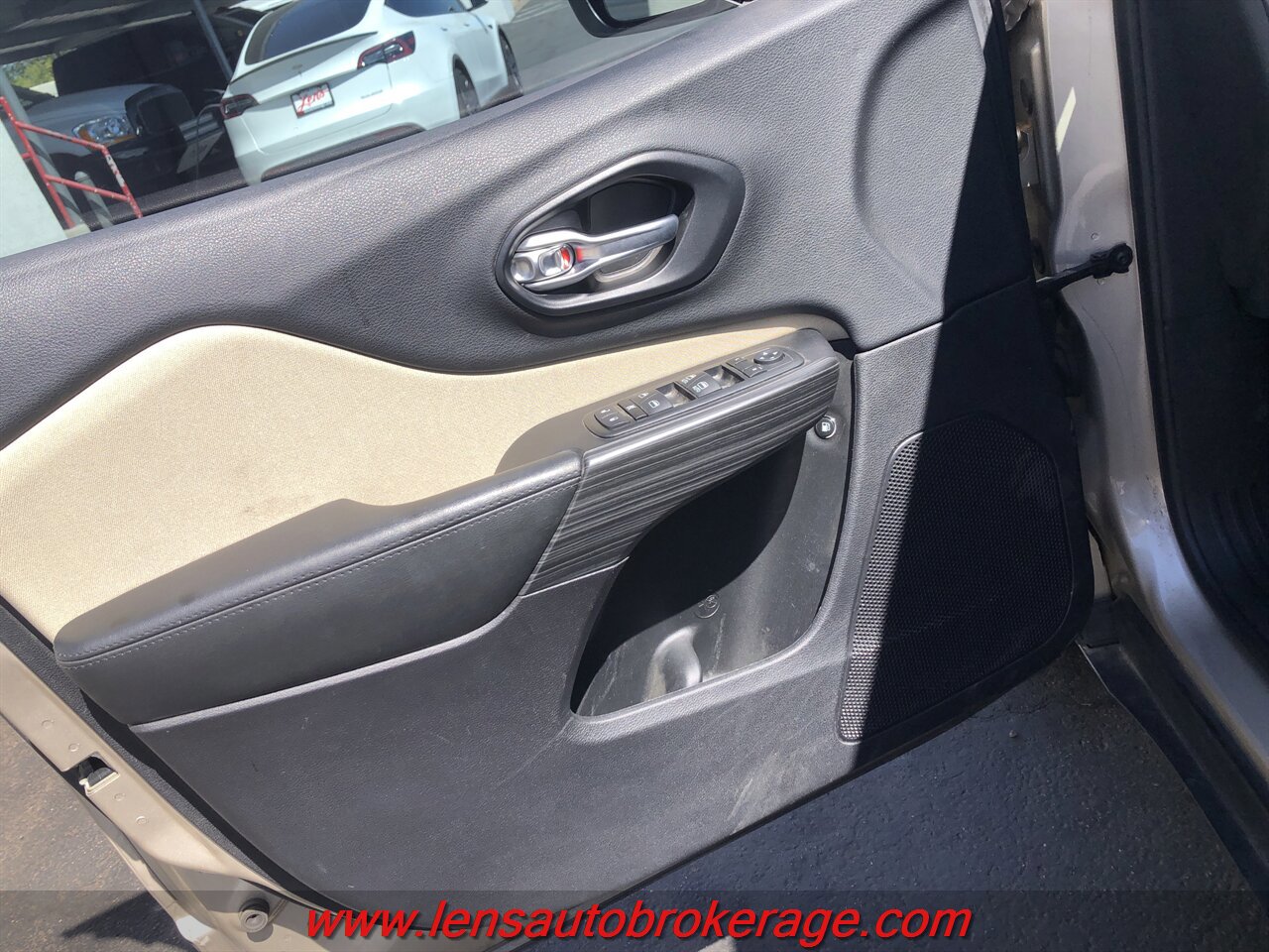 Used 2015 Jeep Cherokee Latitude w/ Comfort/Convenience Group image 9