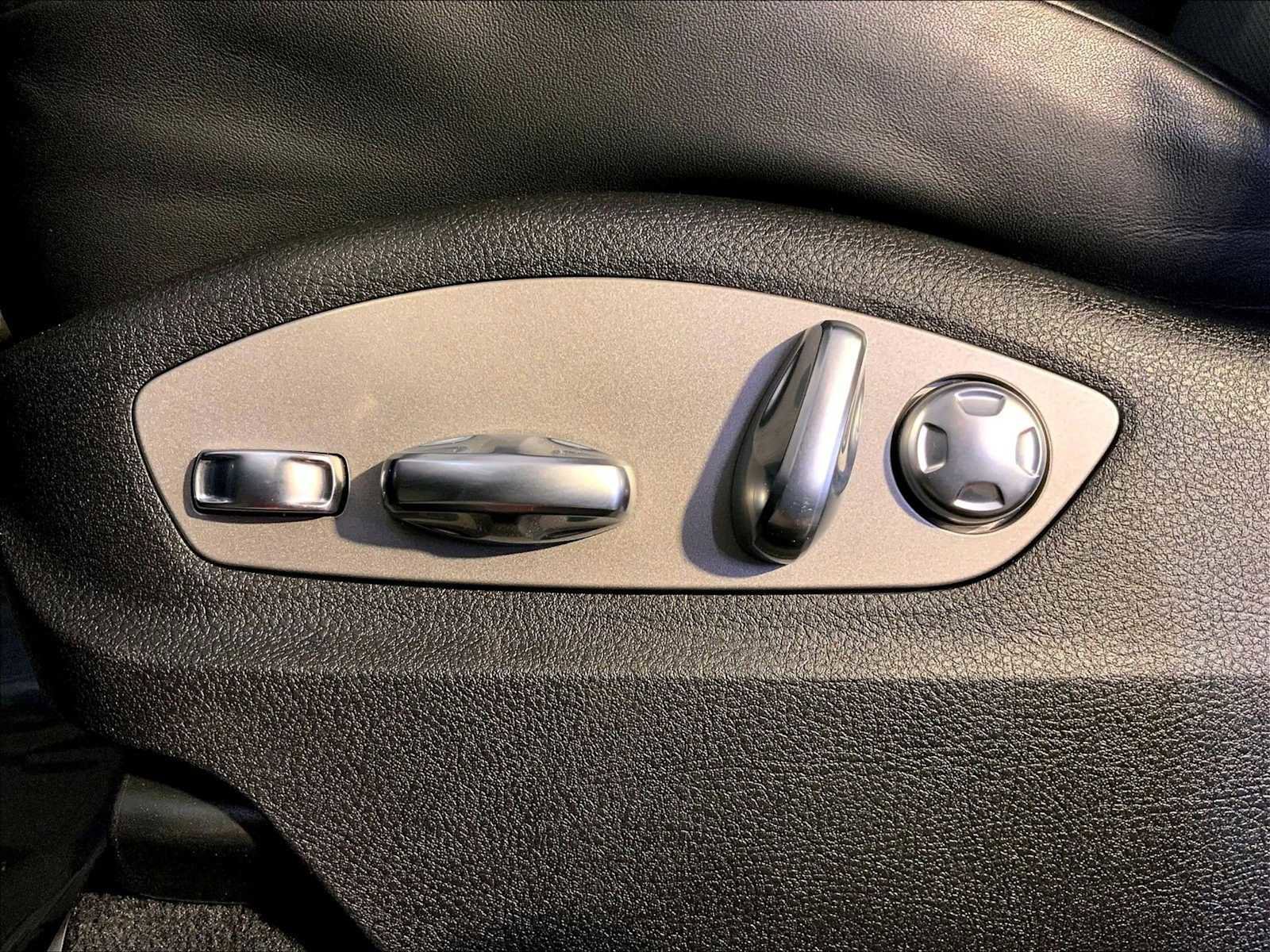 Certified 2025 Porsche Macan image 39