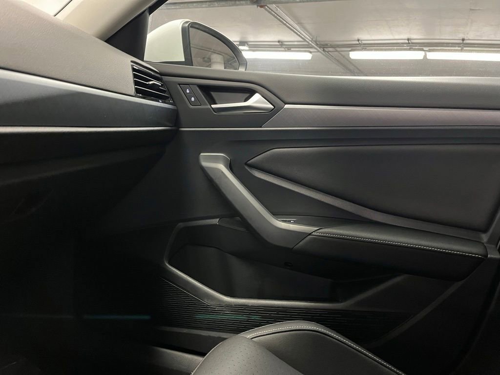 Used 2023 Volkswagen Jetta SE w/ Panoramic Sunroof Package image 29