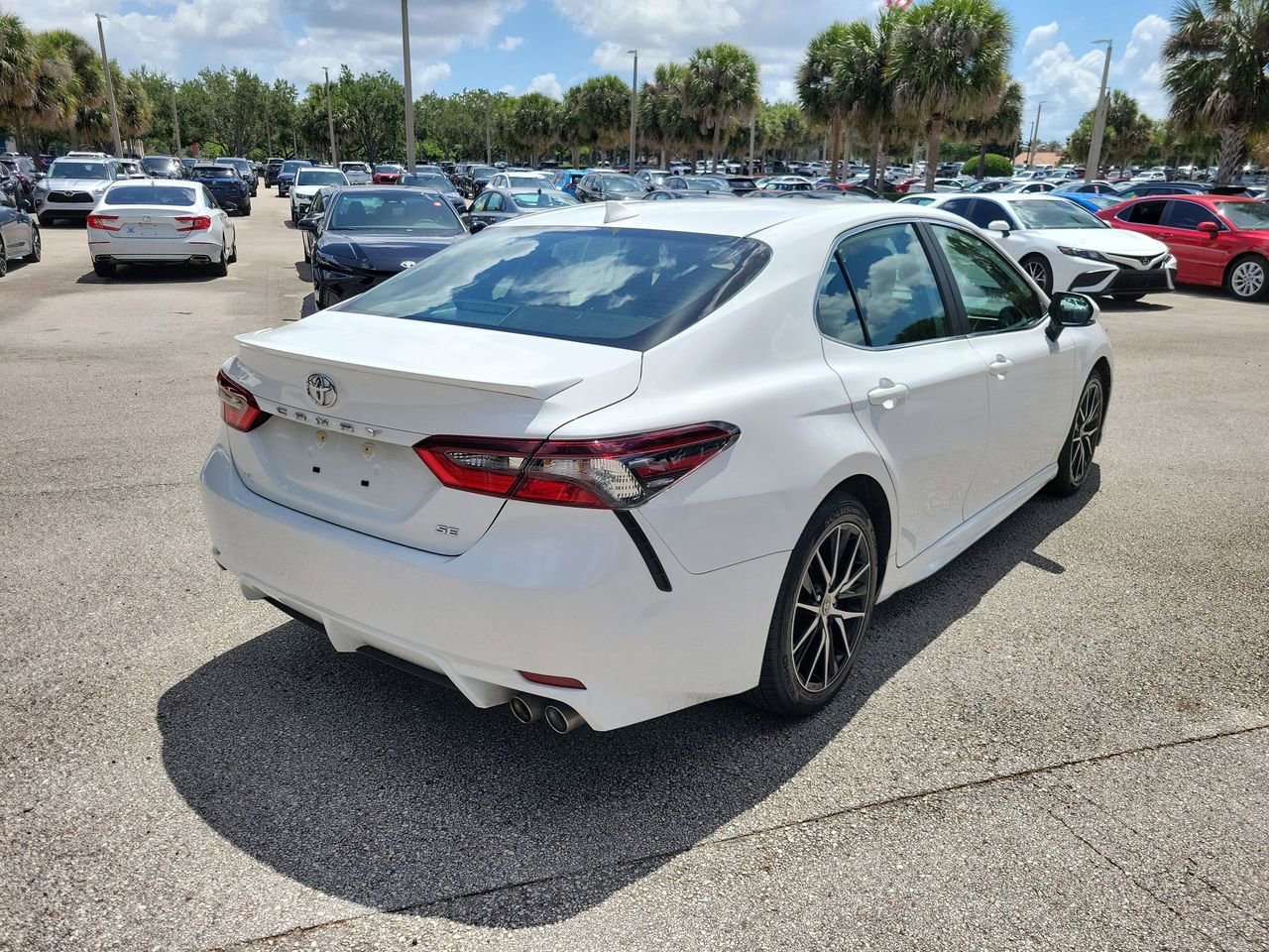 Used 2023 Toyota Camry SE w/ Convenience Package FWD image 3