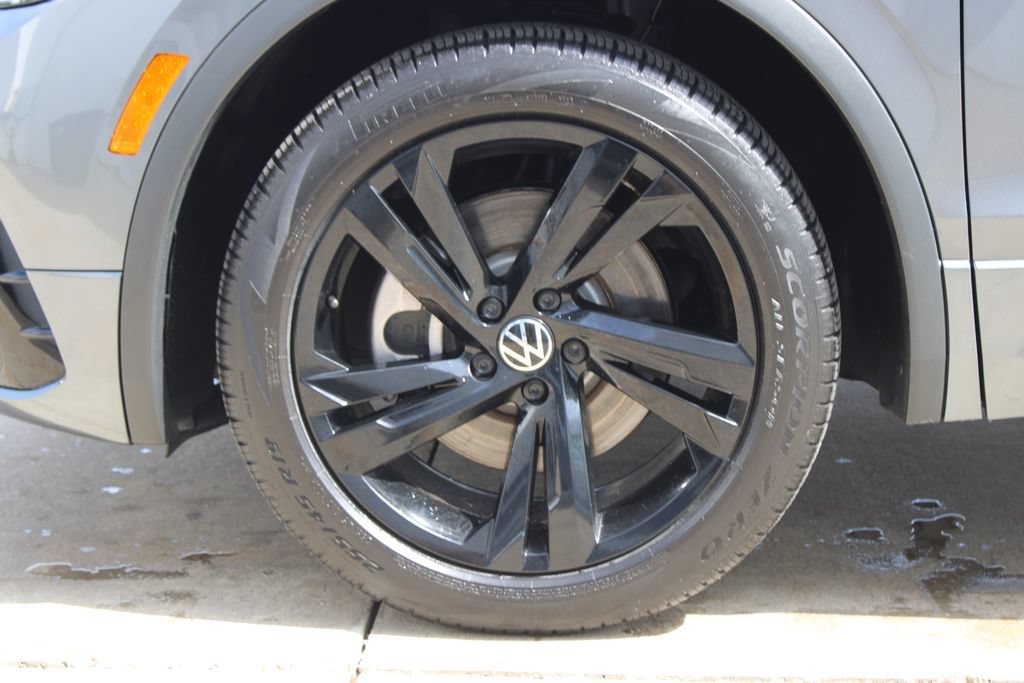 Certified 2024 Volkswagen Tiguan SE R-Line FWD image 31