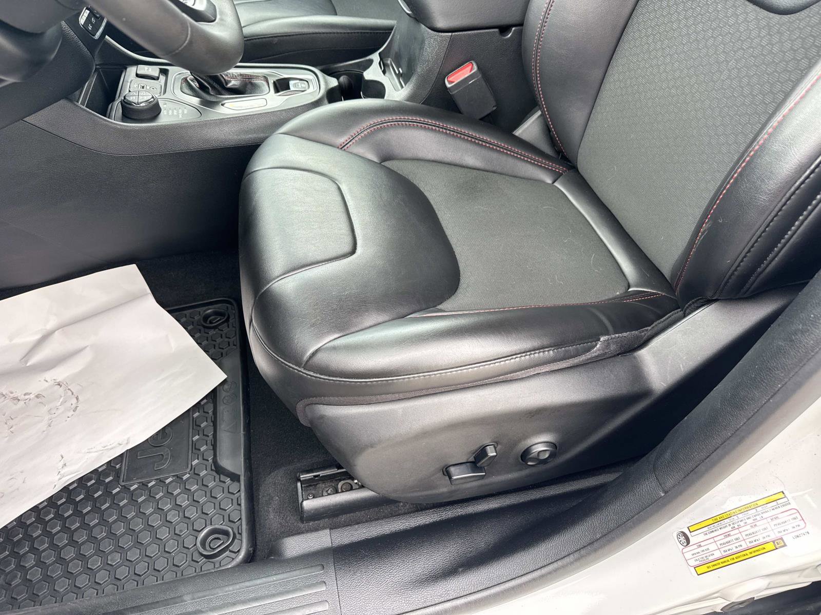 Used 2020 Jeep Cherokee Trailhawk AWD/4WD image 19