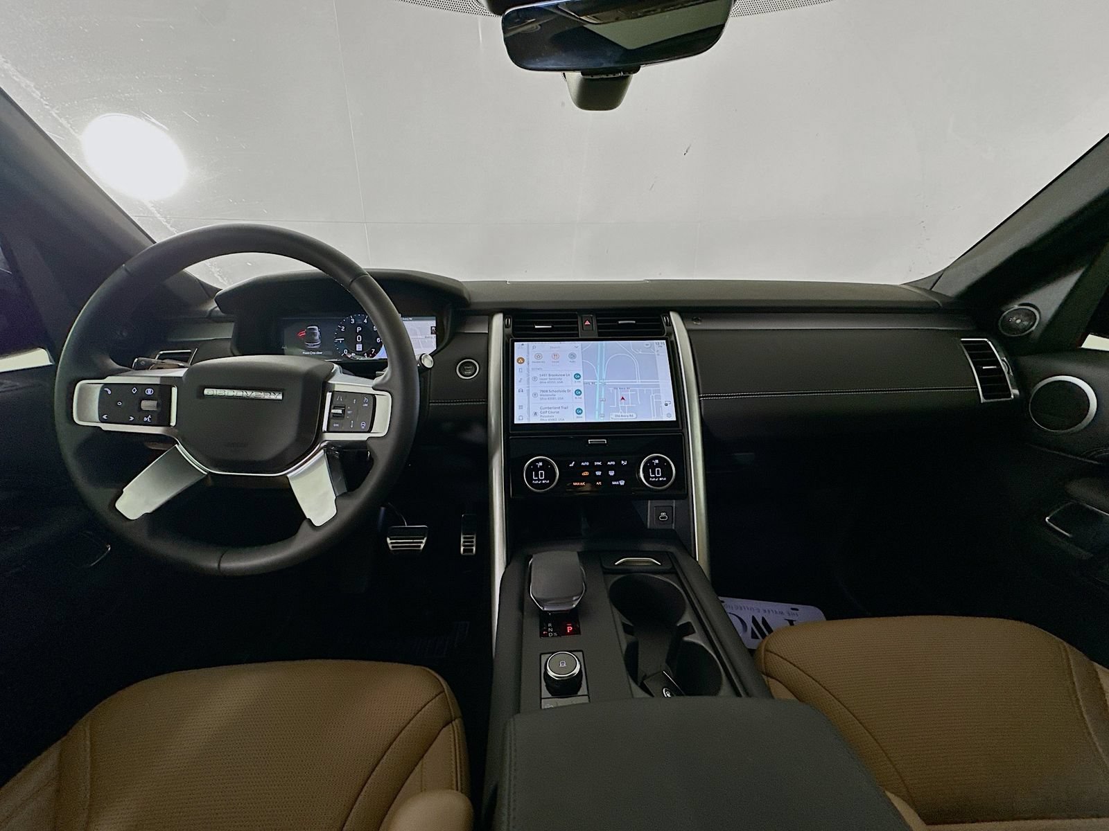 Used 2025 Land Rover Discovery Dynamic SE AWD/4WD image 14