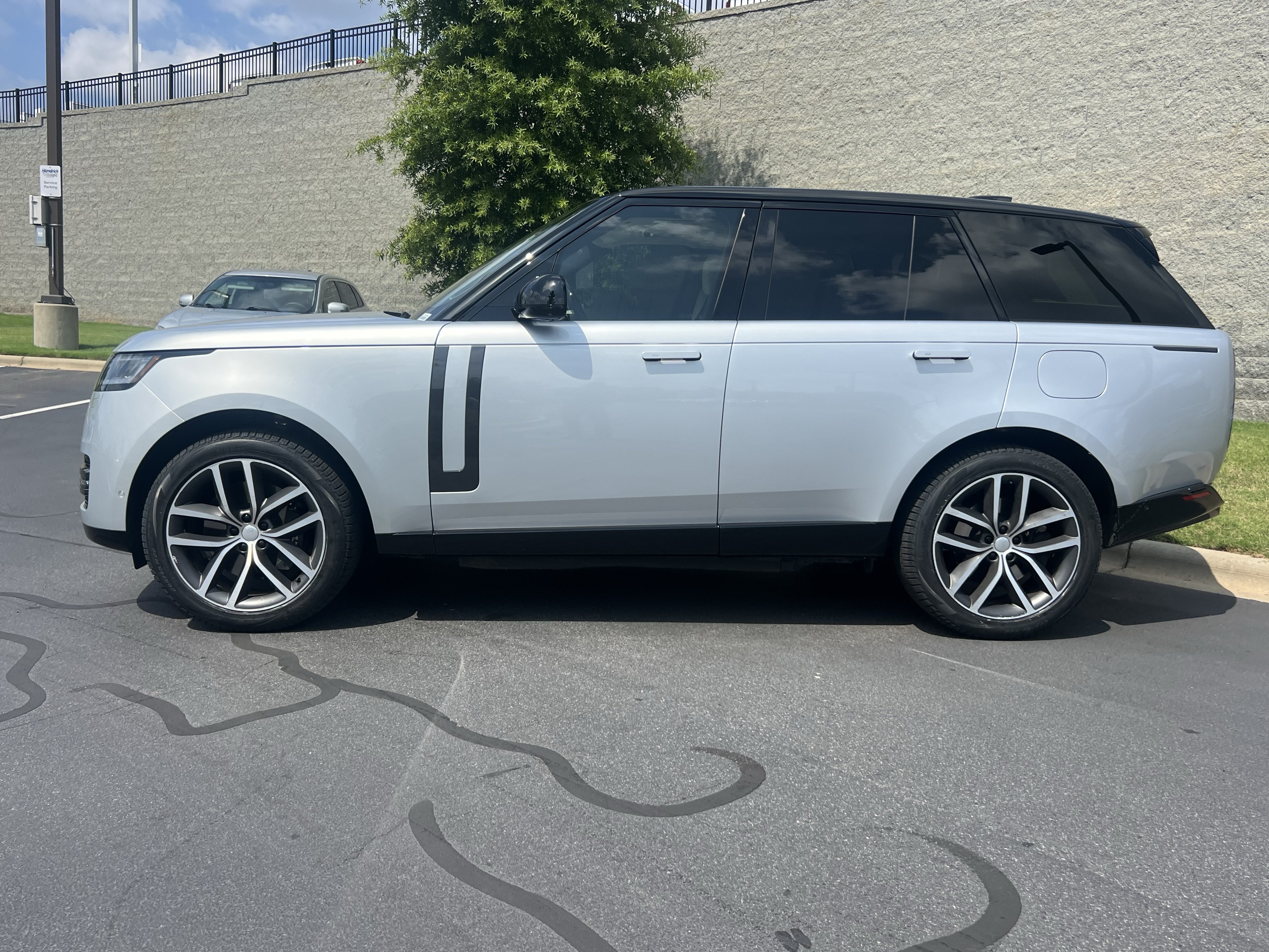 Certified 2025 Land Rover Range Rover SE AWD/4WD image 4