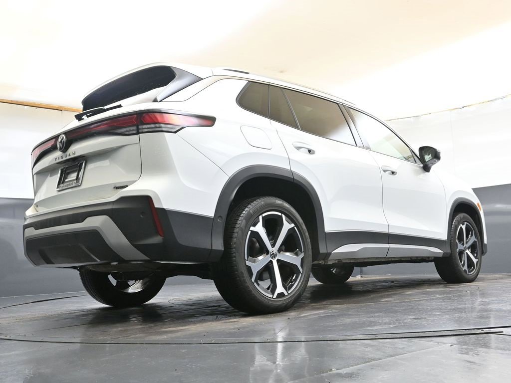 Used 2025 Volkswagen Tiguan SE w/ Panoramic Sunroof Package image 41