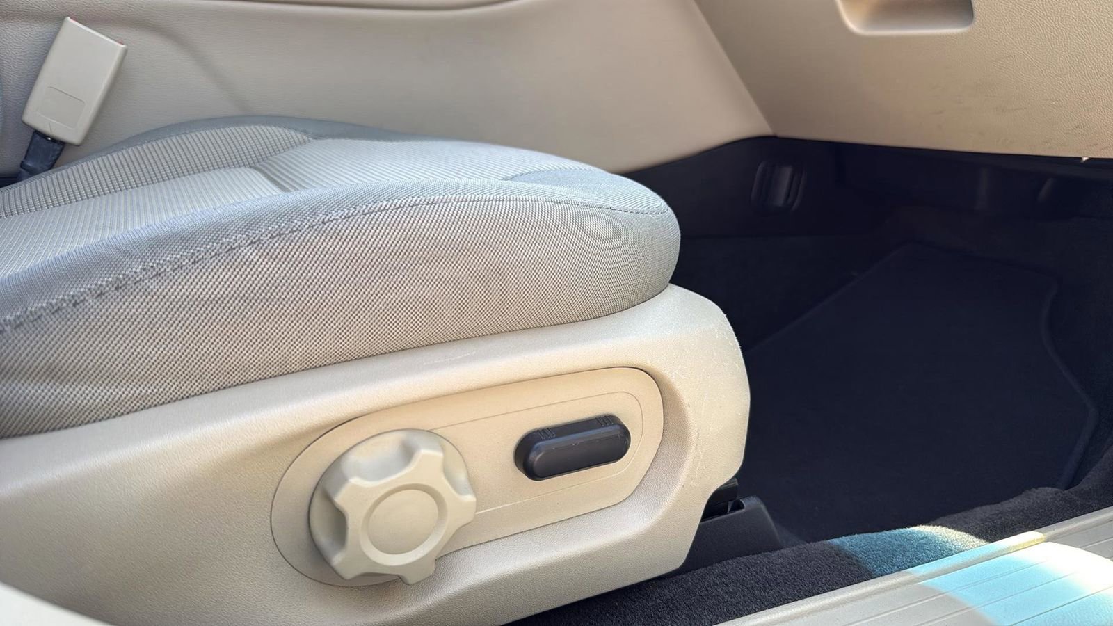 Used 2014 Ford Taurus SEL image 22