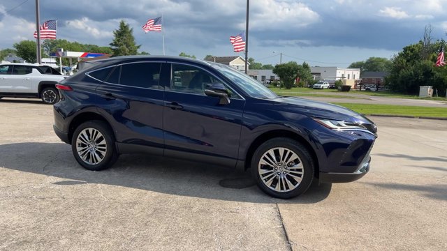 Used 2022 Toyota Venza XLE AWD/4WD image 2