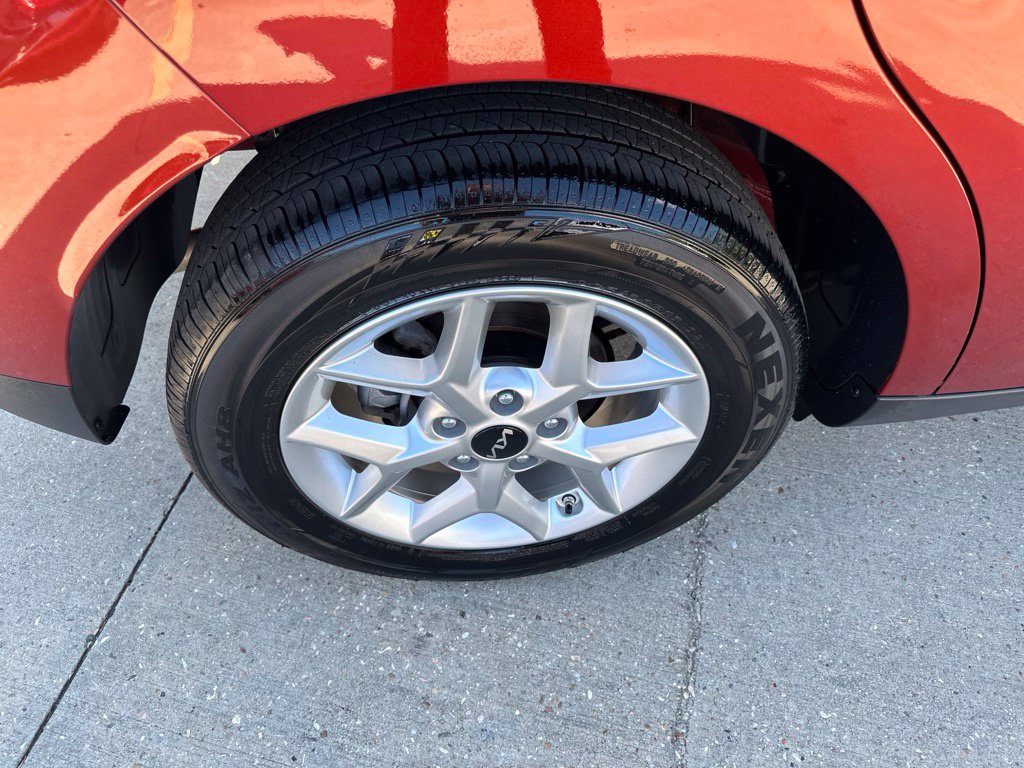 Used 2025 Kia Soul LX w/ LX Technology Package FWD image 35