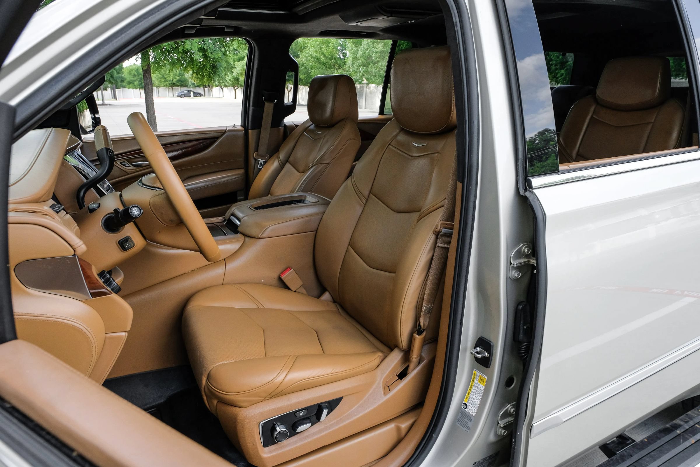 Used 2017 Cadillac Escalade ESV Platinum AWD/4WD image 32
