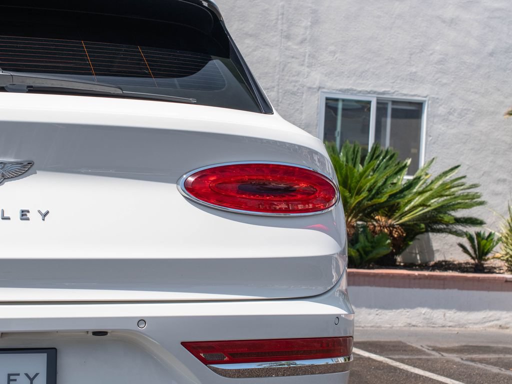 Used 2022 Bentley Bentayga AWD/4WD image 39