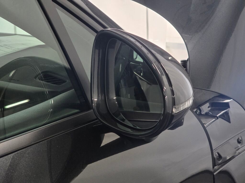 Certified 2025 Porsche Macan image 31