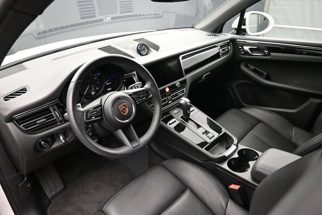 Certified 2025 Porsche Macan AWD/4WD image 4