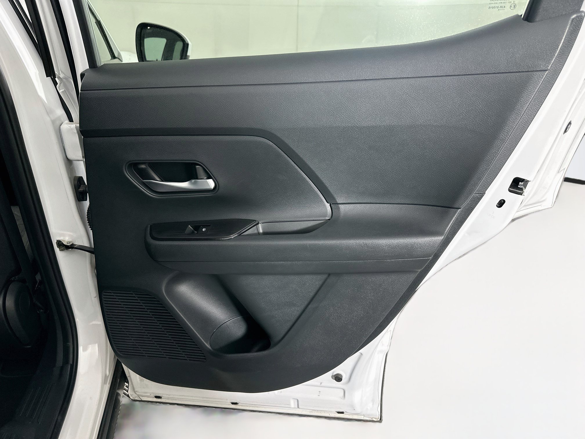 Used 2025 Nissan Kicks SV AWD/4WD image 27