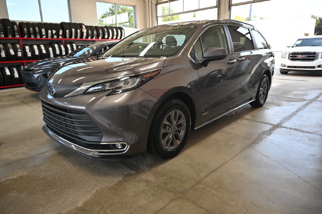 Used 2021 Toyota Sienna XLE w/ XLE Plus Package FWD image 8