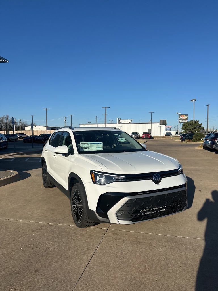 New 2026 Volkswagen Taos SE FWD image 3