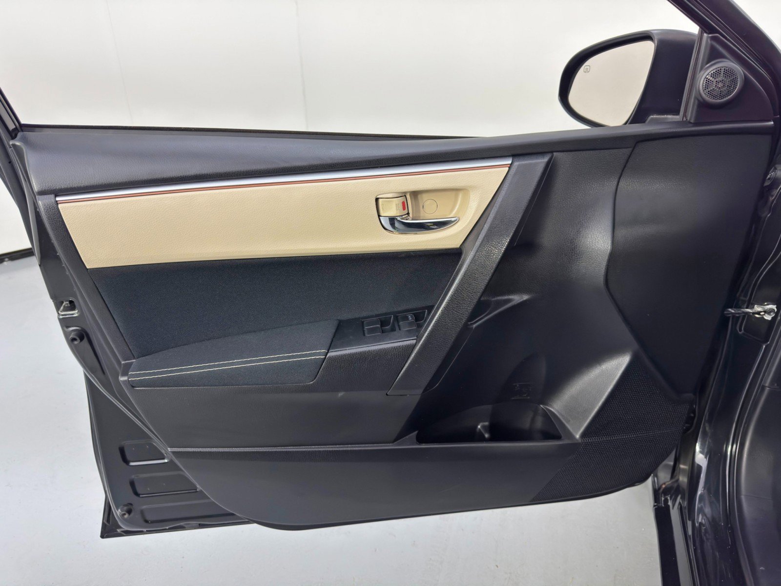 Used 2016 Toyota Corolla LE image 33