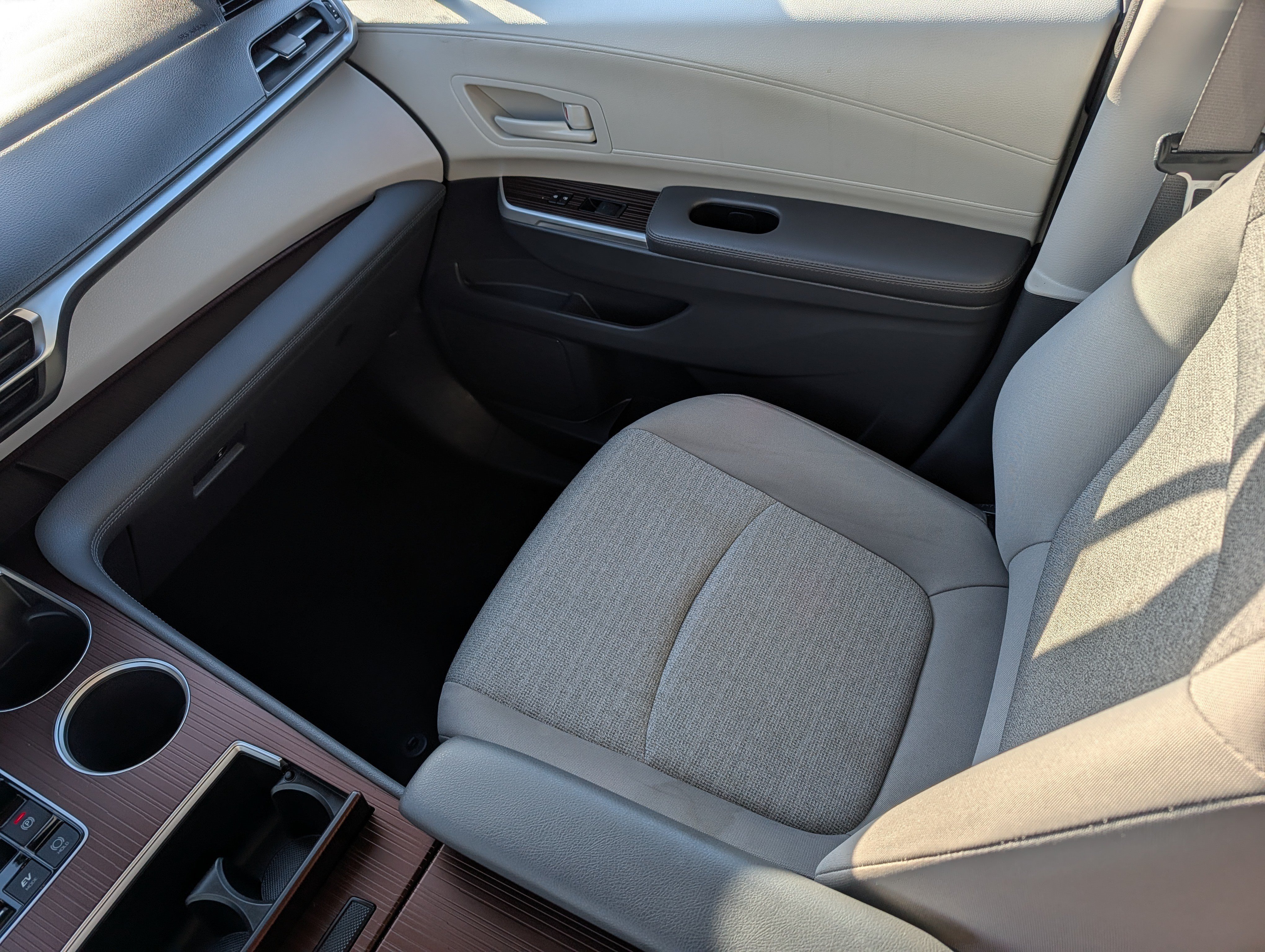 Used 2022 Toyota Sienna LE FWD image 11
