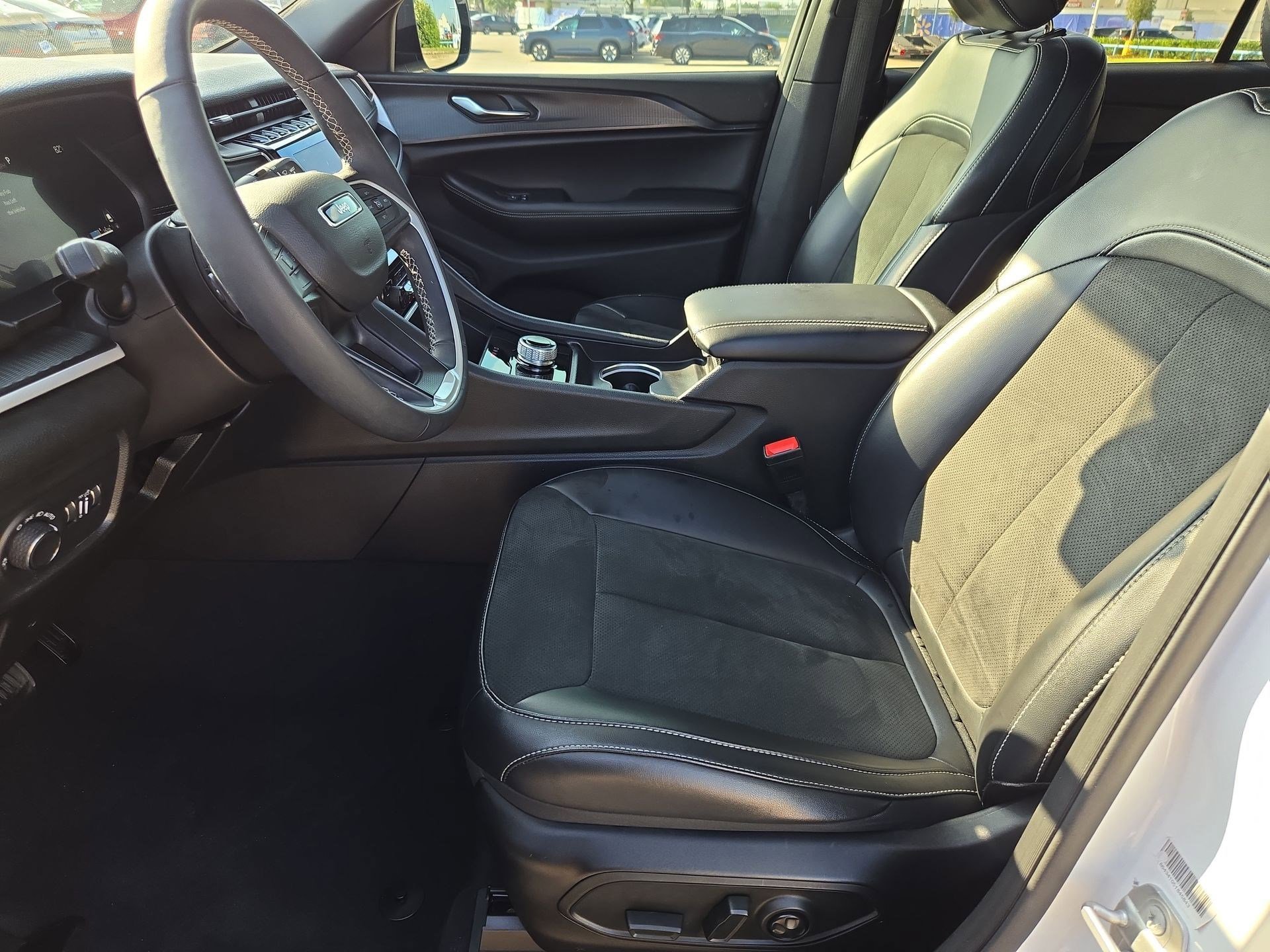 Used 2025 Jeep Grand Cherokee L Altitude RWD image 16