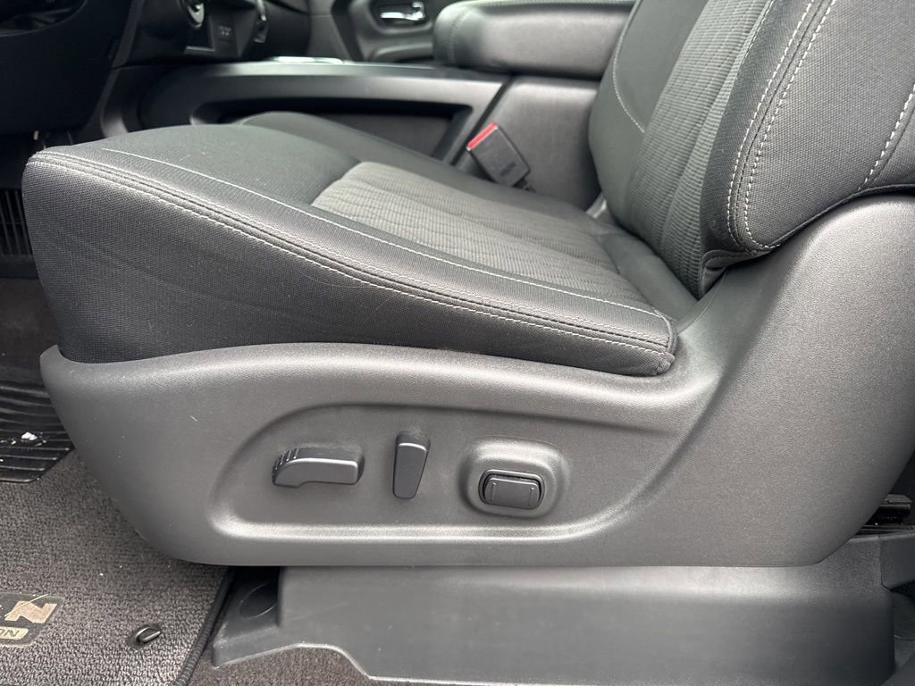 Used 2019 Nissan Titan SV w/ SV Convenience Package image 16