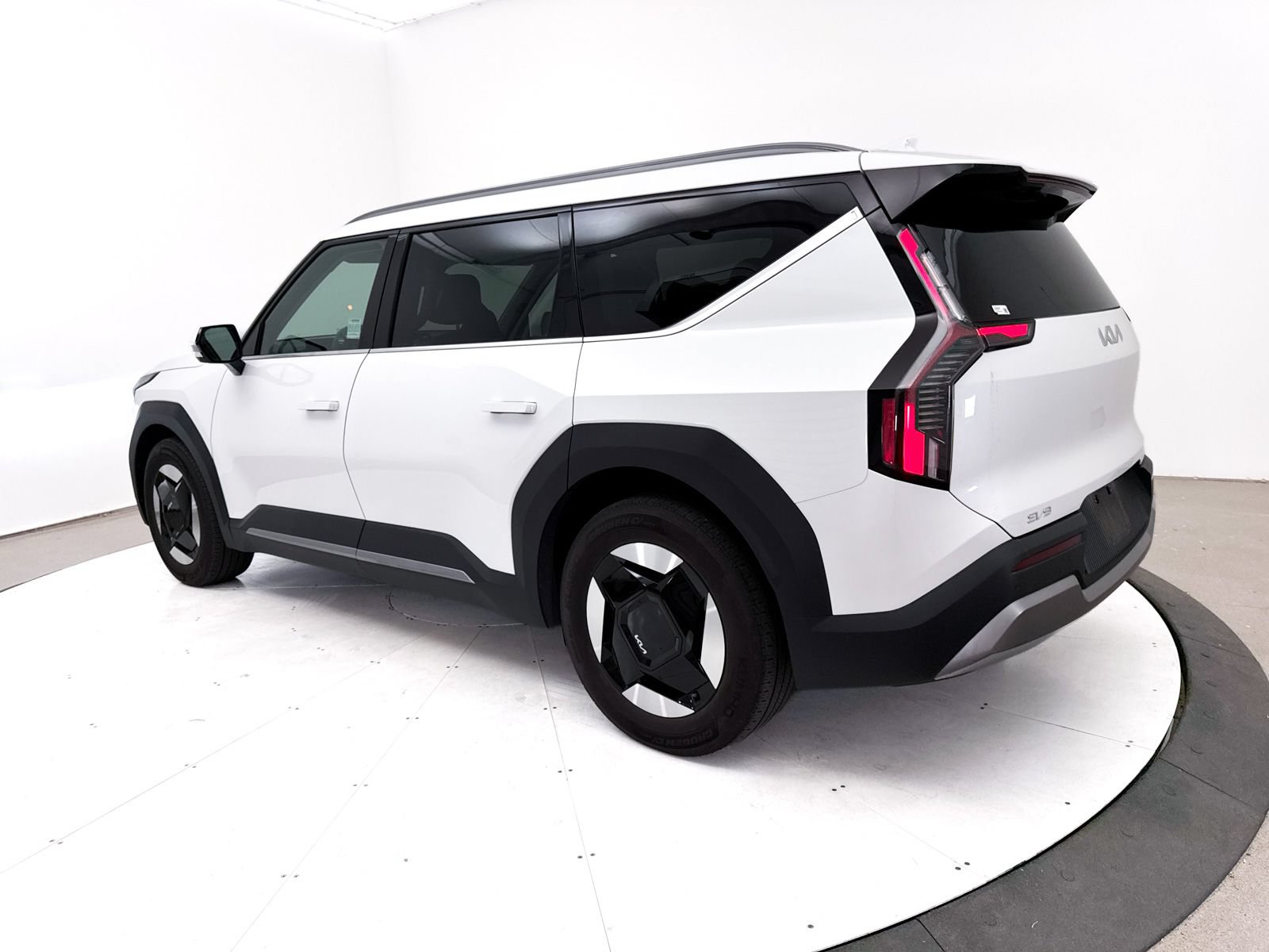 Certified 2024 Kia EV9 Wind AWD/4WD image 17