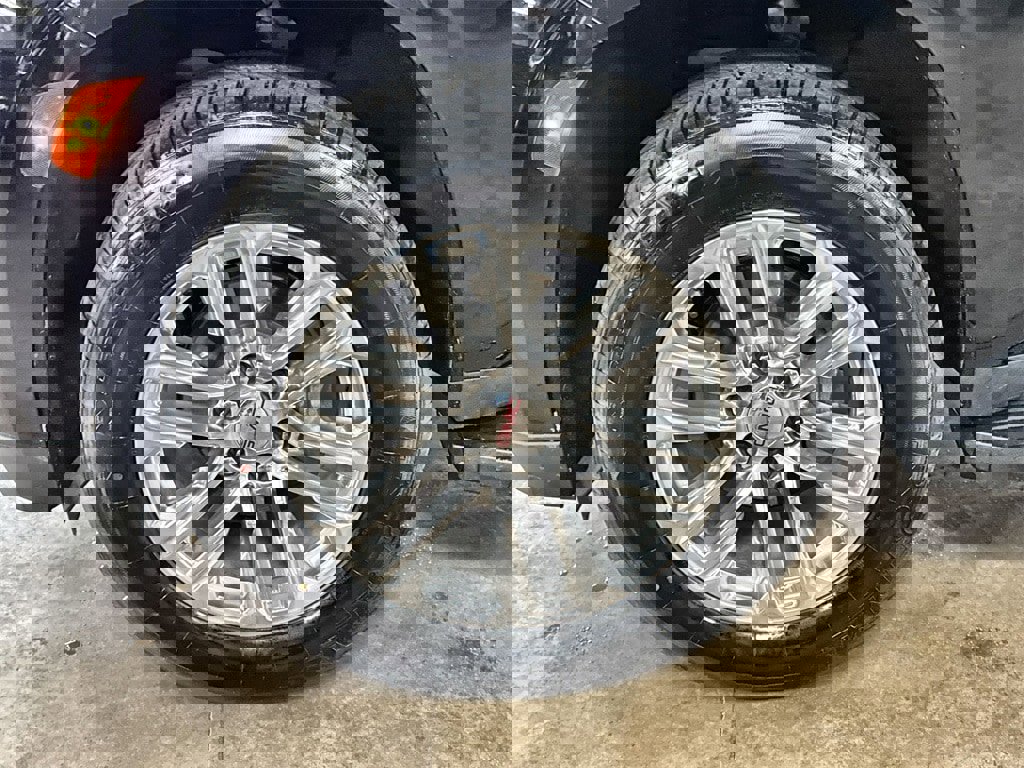 Used 2024 GMC Yukon XL SLT image 33