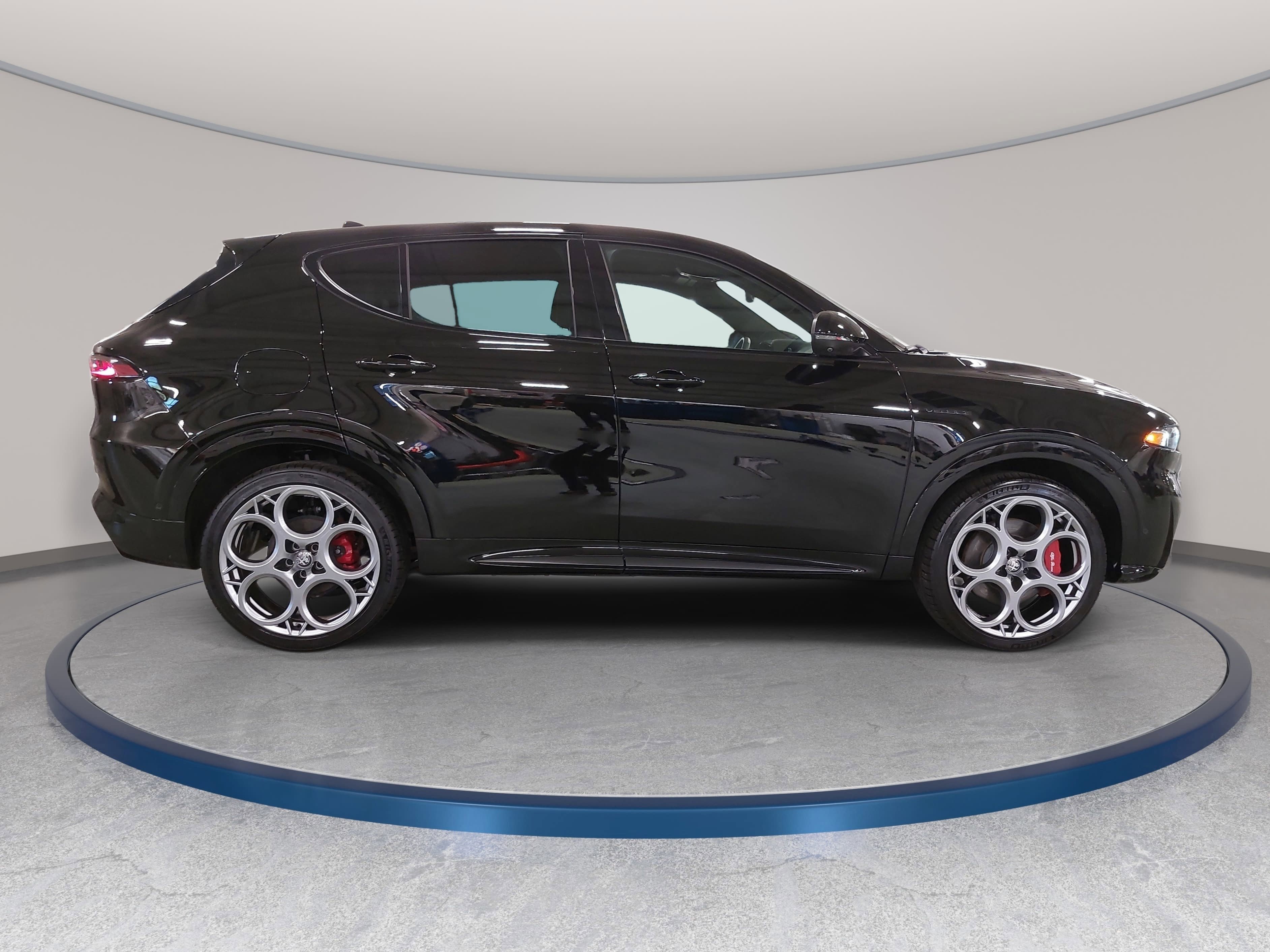 Used 2025 Alfa Romeo Tonale w/ Premium Package AWD/4WD image 4