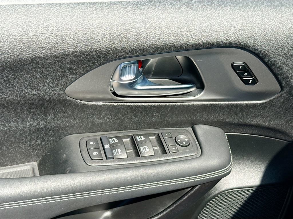 Used 2026 Chrysler Pacifica Select image 19