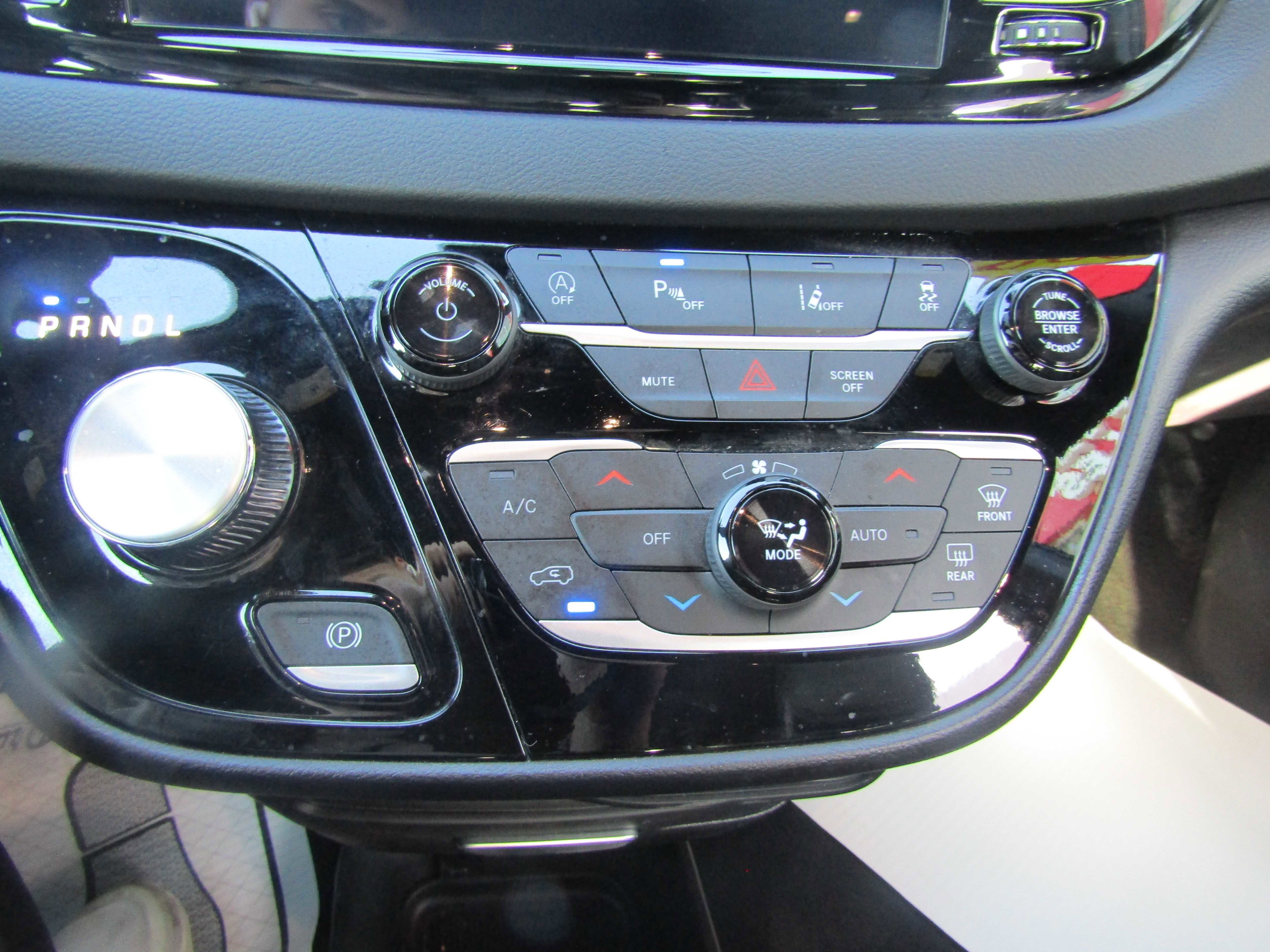 Used 2025 Chrysler Pacifica Select image 15