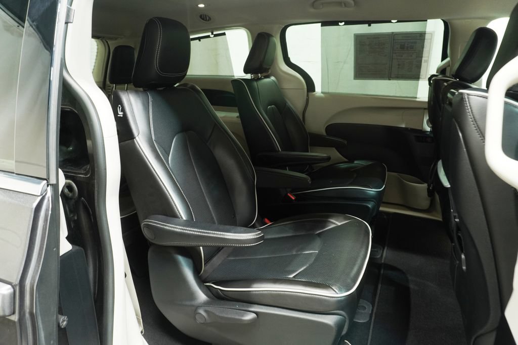 Used 2021 Chrysler Pacifica Limited w/ Uconnect Theater Family Group FWD image 17