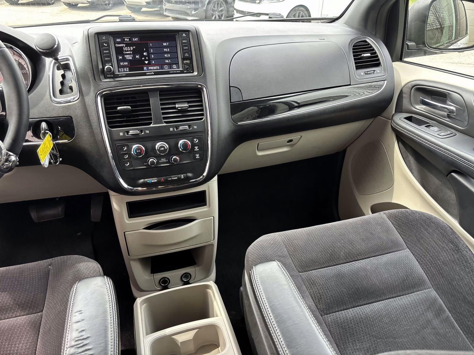 Used 2014 Dodge Grand Caravan SE image 32