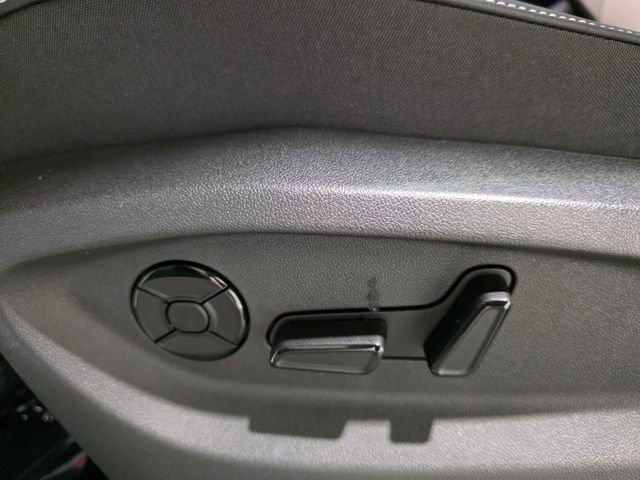 Certified 2025 Volkswagen Tiguan SE image 14