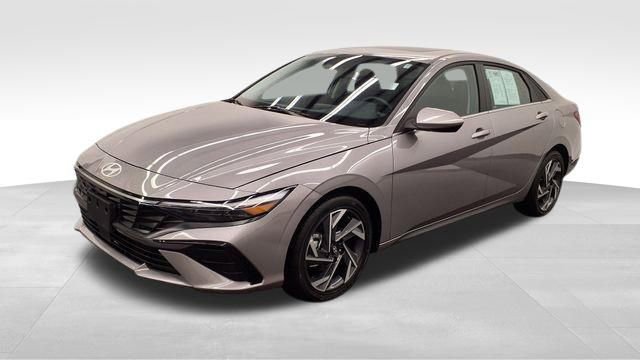 Used 2025 Hyundai Elantra SEL image 3