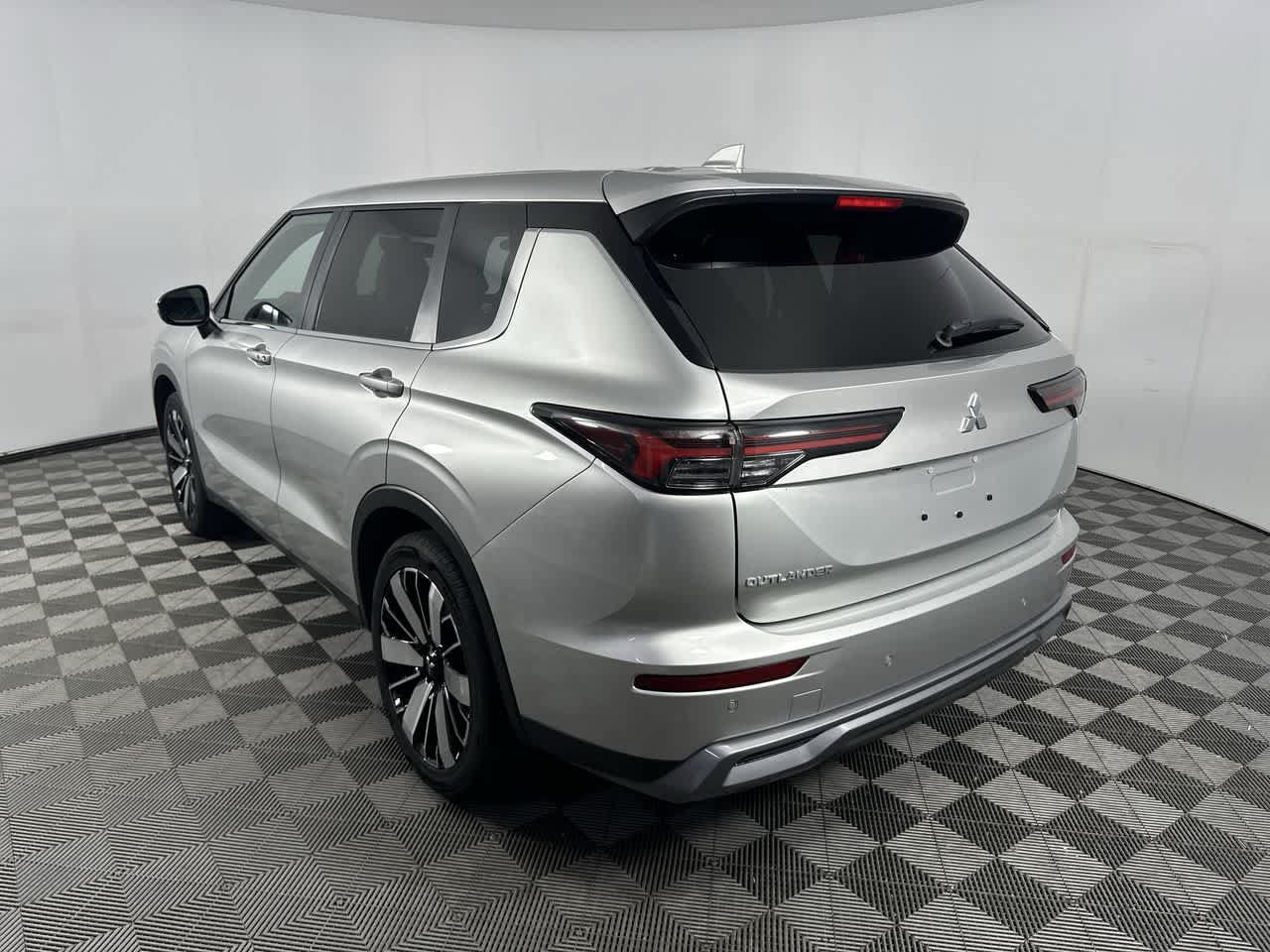 Used 2025 Mitsubishi Outlander SE FWD image 6