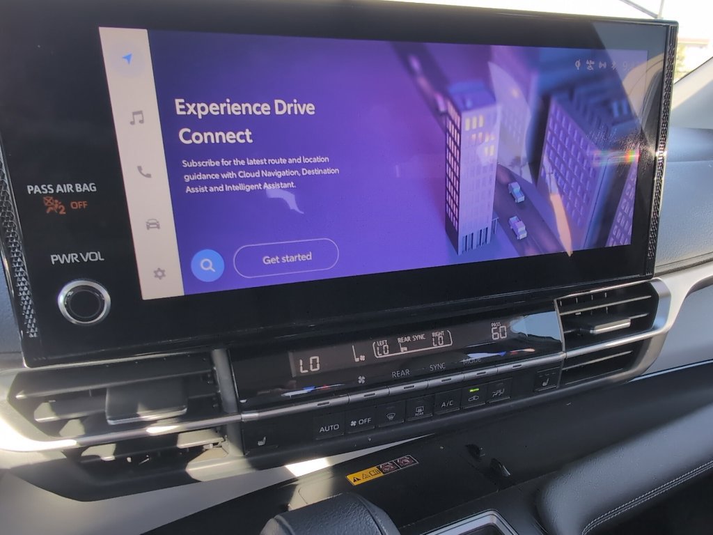 Used 2025 Toyota Sienna XLE FWD image 4