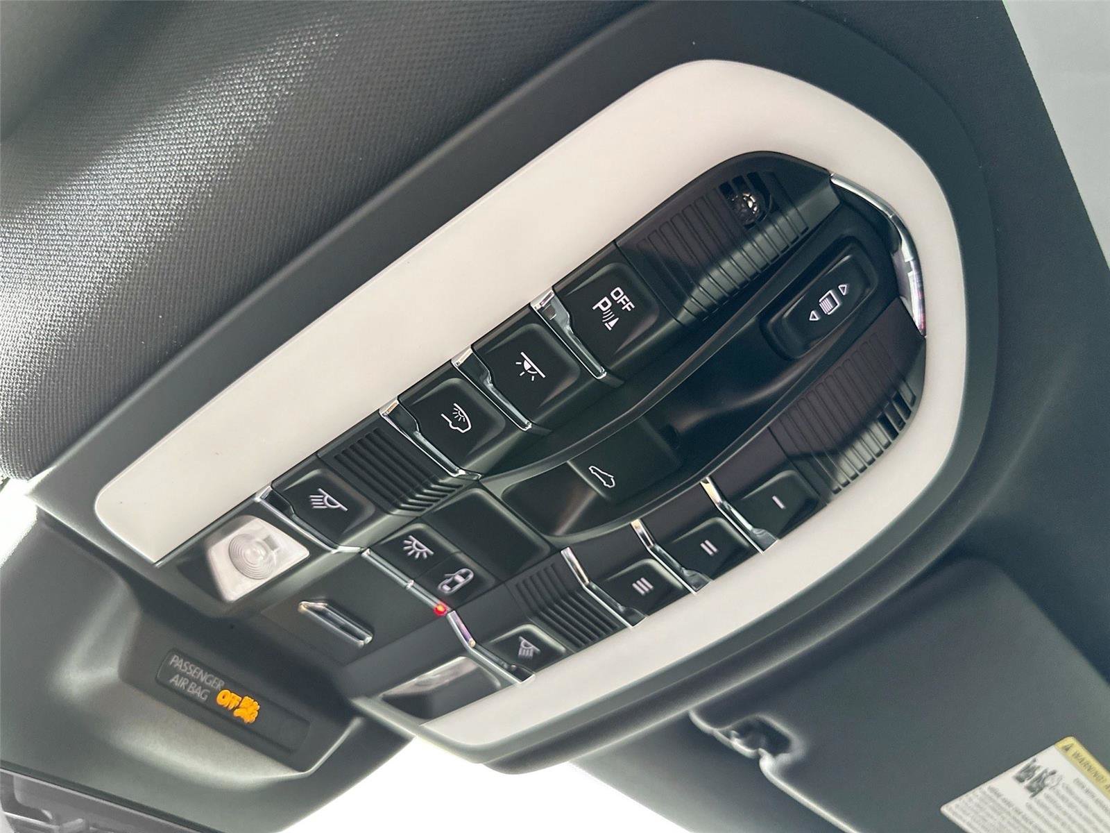 Certified 2025 Porsche Macan AWD/4WD image 25