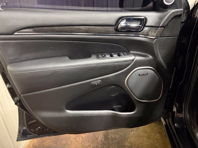 Used 2019 Jeep Grand Cherokee Overland AWD/4WD image 12