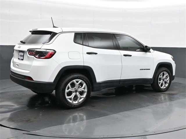 Used 2025 Jeep Compass Sport image 3