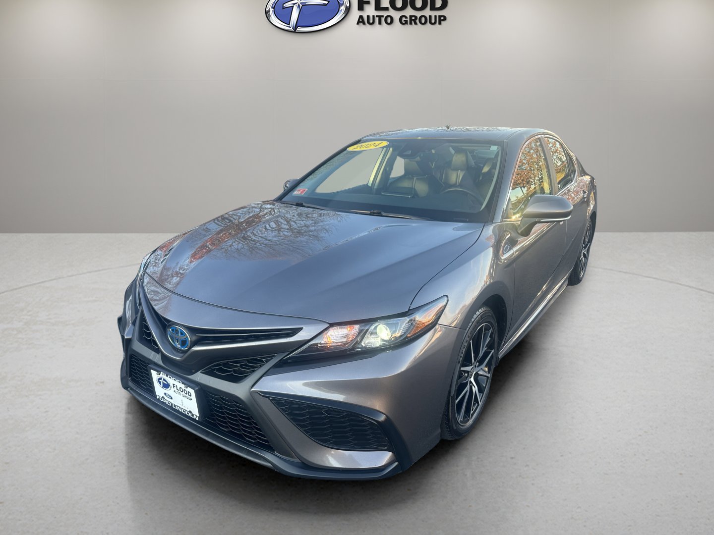 Used 2024 Toyota Camry SE image 3