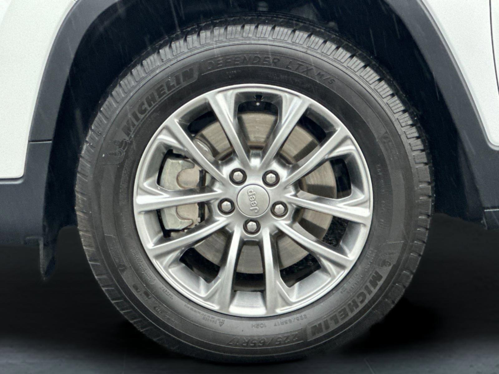 Used 2019 Jeep Cherokee Latitude Plus w/ Comfort/Convenience Group image 24