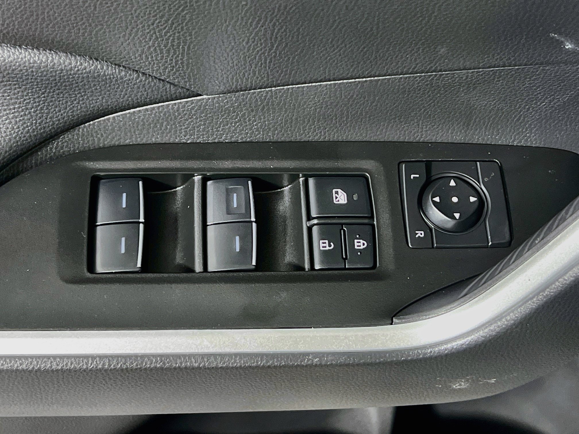 Used 2025 Toyota RAV4 XLE w/ Convenience Package FWD image 16