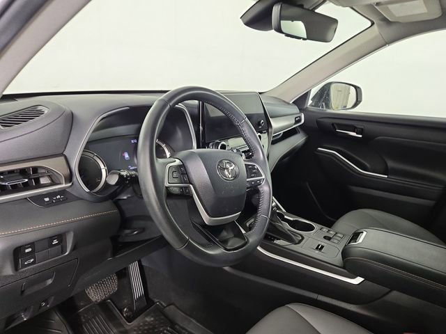 Used 2023 Toyota Highlander Bronze Edition image 15