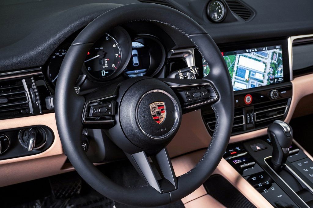 Certified 2025 Porsche Macan image 18