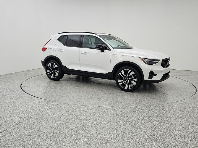 Certified 2025 Volvo XC40 B5 Ultra AWD/4WD image 3