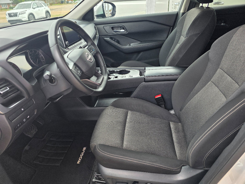 Used 2025 Nissan Rogue SV FWD image 12