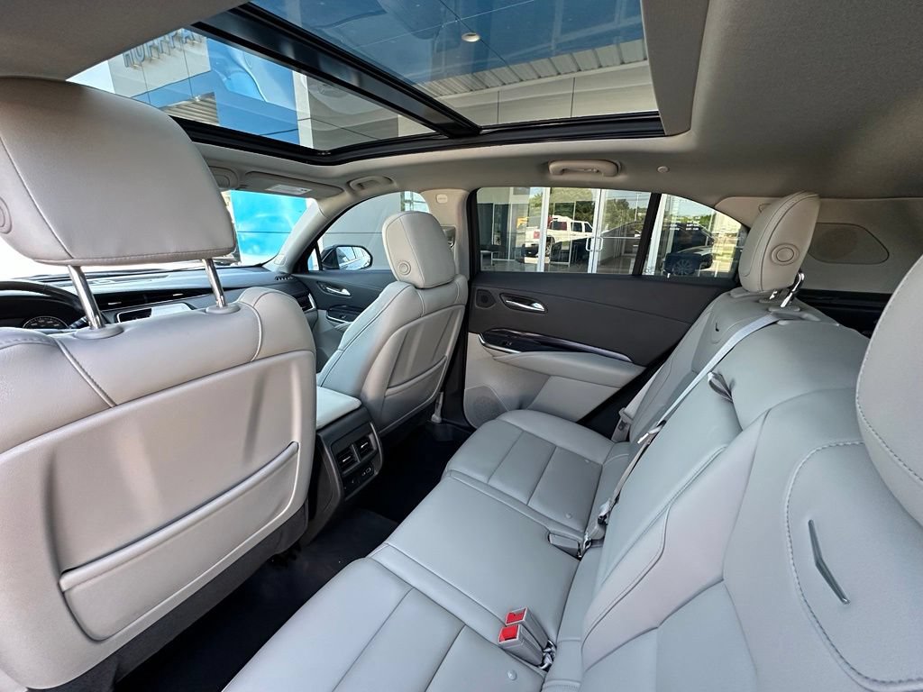 Used 2022 Cadillac XT4 Luxury w/ Cold Weather Package FWD image 24