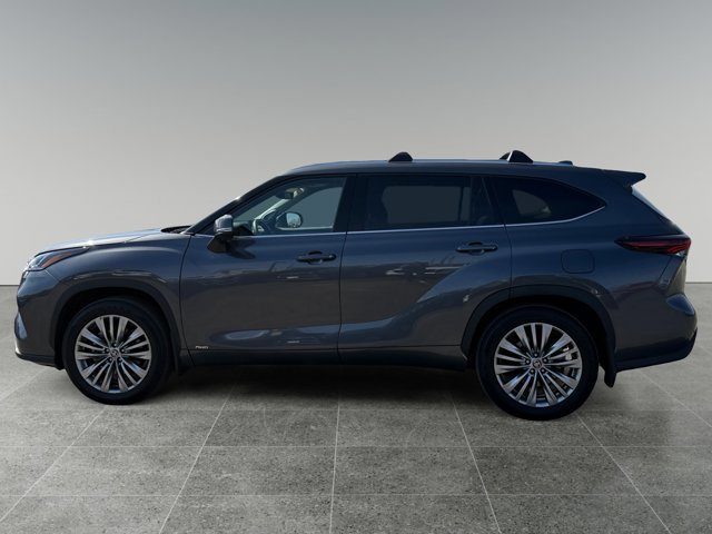 Used 2025 Toyota Highlander Platinum image 2
